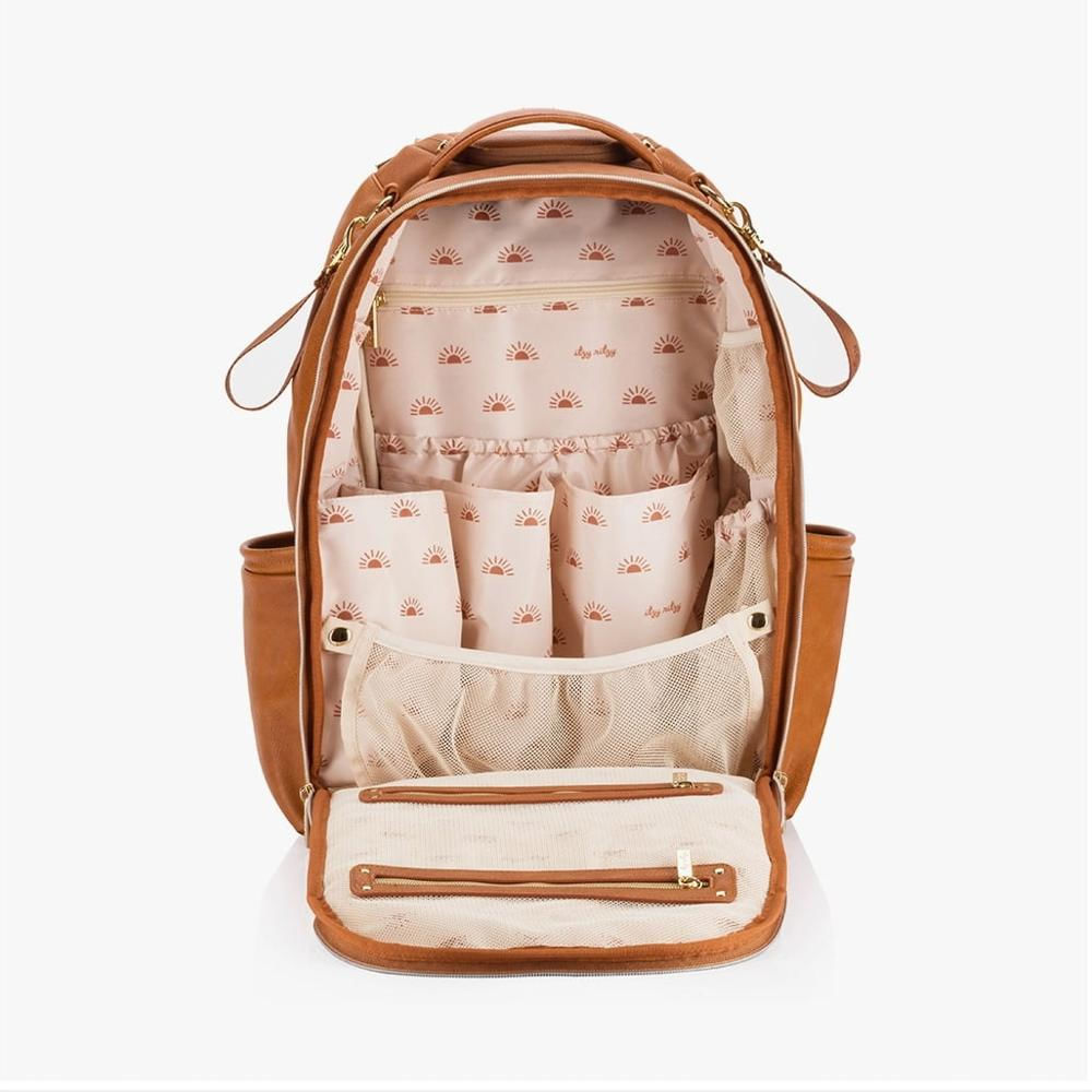 Pañalera Tipo Maleta Itzy Ritzy Boss Plus De Cuero Vegano Cognac img #3