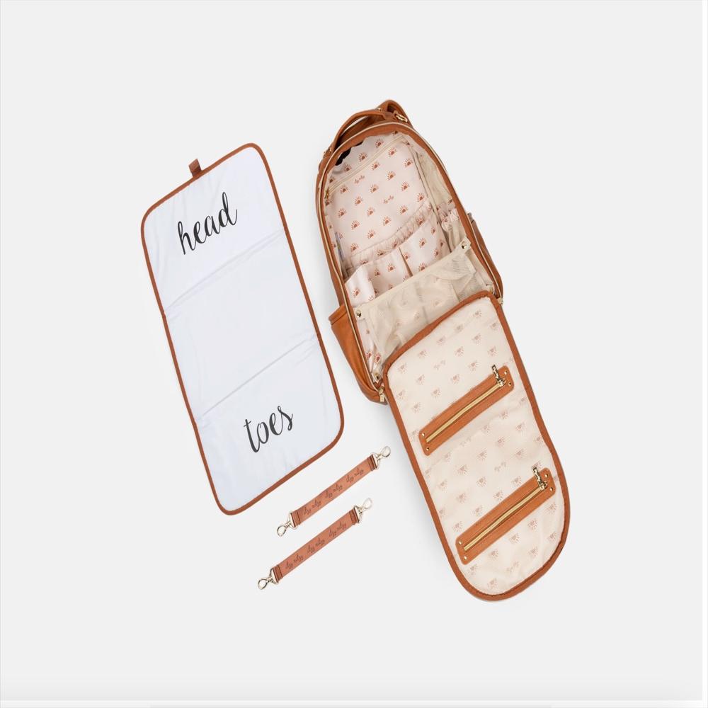 Pañalera Tipo Maleta Itzy Ritzy Boss Plus De Cuero Vegano Cognac img #5