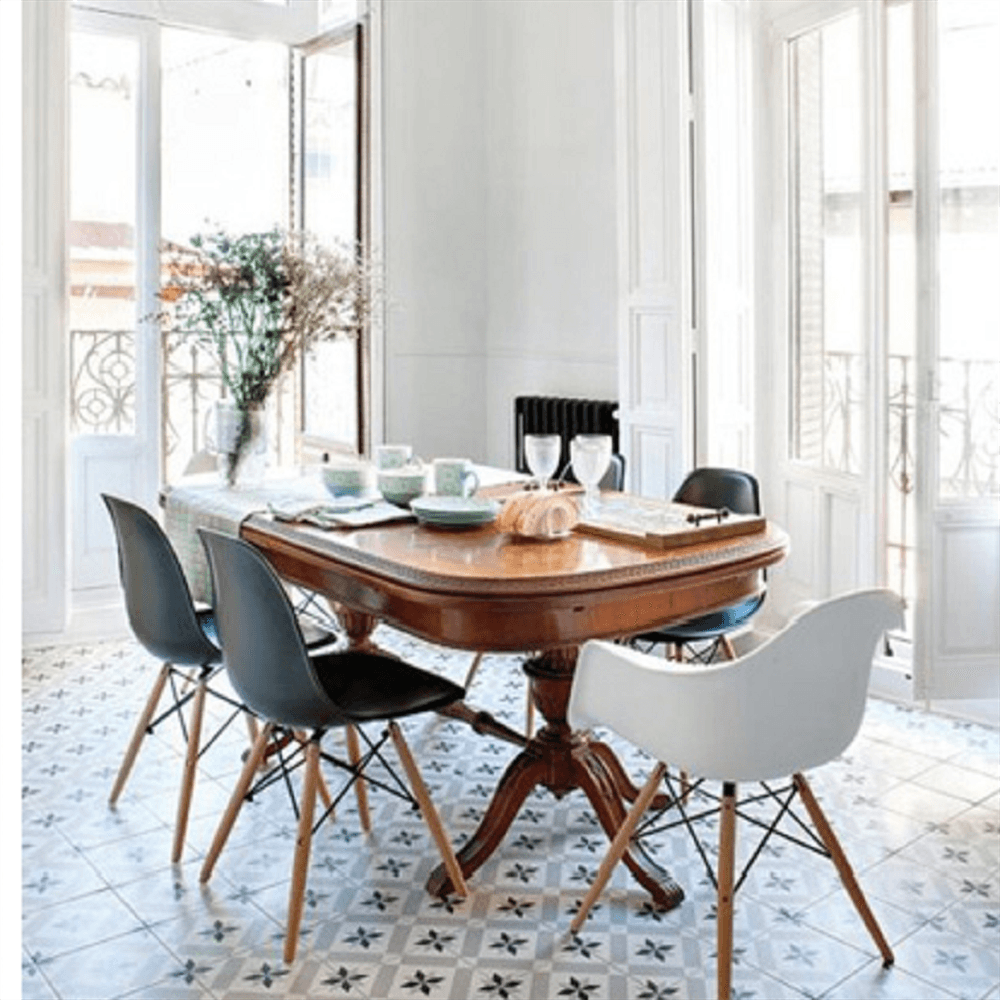 Silla Clásica De Plástico Con Piernas De Madera img #3